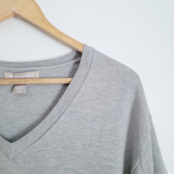 Banana Republic | Silk Blend V Neck Knit Grey Lightweight Sweater - S - Picture 3 of 9